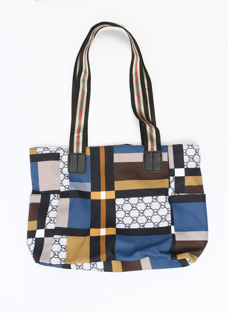 ခရီးသွားစဉ်ကြီးမားသောပခုံးအိတ်များ၏လက်တွေ့ကျတဲ့